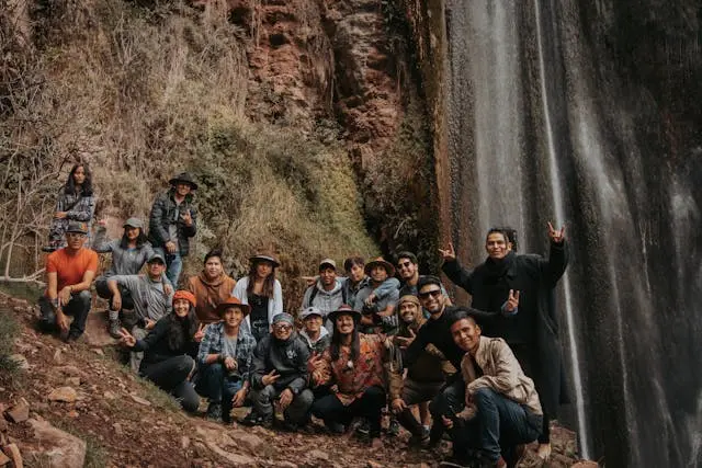 Grupo de turistas disfrutando de un tour turistico. Travel to Peru